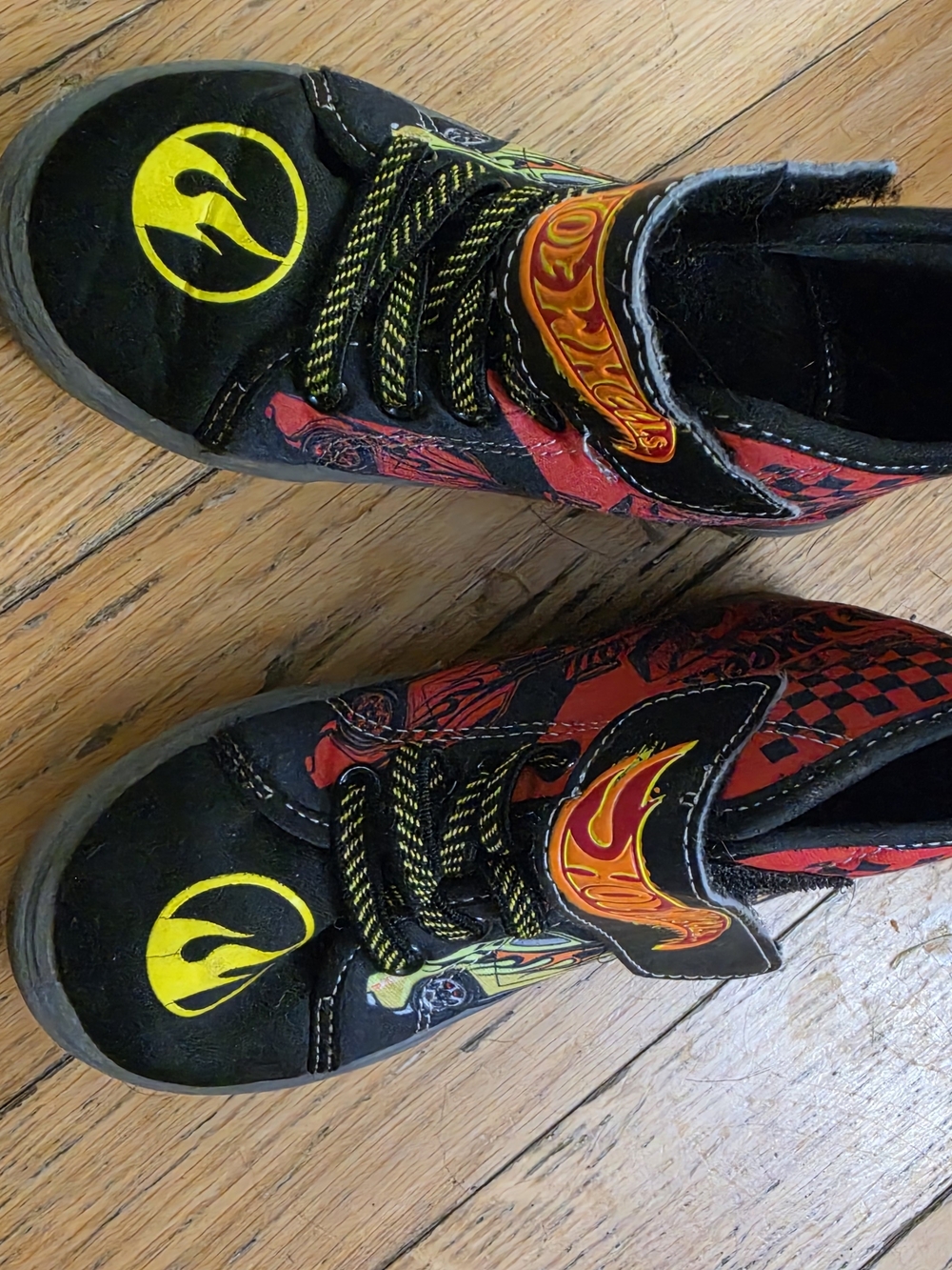 Kids Black and Red Flame HOT WHEELS Light UP Skate Shoes